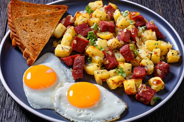 Corned Beef Hash Brown Fried Eggs Toasted Rye Bread Plate — Stockfoto