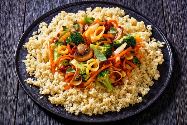 Quinoa Topped Stir Fried Broccoli Julienne Carrots Sun Dried Tomatoes — ストック写真