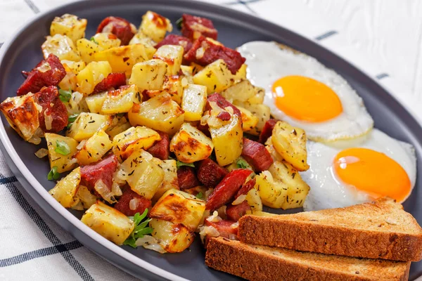 Close Classic Corned Beef Hash Browns Sunny Side Fried Eggs — Stockfoto