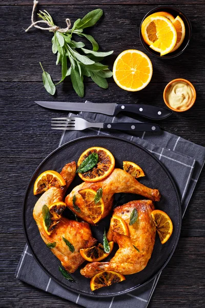 오렌지 바베큐구운 닭고기검은 접시에 현자와 겨자를 어두운 위에서 수직으로 — 스톡 사진