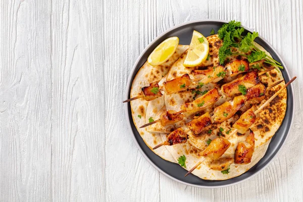 Bbq Chicken Kebabs Sprinkled Chopped Fresh Parsley Flatbreads Plate White — Stockfoto