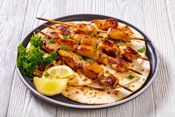 Bbq Chicken Skewers Sprinkled Chopped Fresh Parsley Flatbreads Plate White — Stock Photo, Image