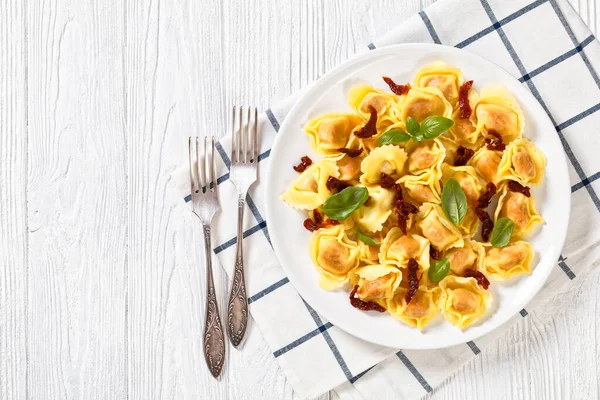 이탈리아 로니와 햇볕에 토마토와 리코타 치즈를 위에은 포크를 위에서 바라보는 — 스톡 사진