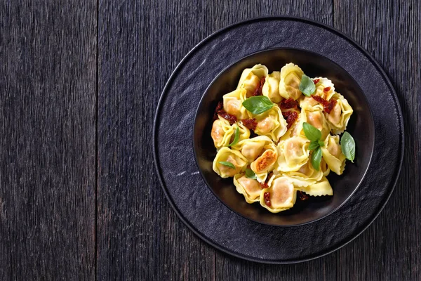 Włoski Tortelloni Suszonymi Pomidorami Serem Ricotta Wypełniającym Czarną Miskę Świeżą — Zdjęcie stockowe
