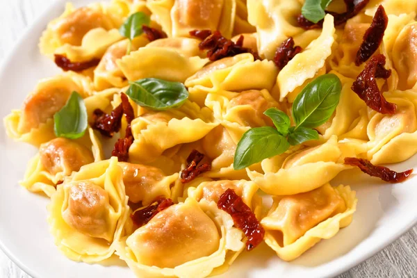 Italská Tortellini Sušenými Rajčaty Ricotta Sýrovou Náplní Bílém Talíři Čerstvými — Stock fotografie