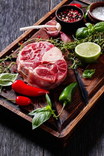 Rauwe Osso Buco Kalfsschenkel Steak Hout Rustieke Snijplank Met Peperkorrels — Stockfoto