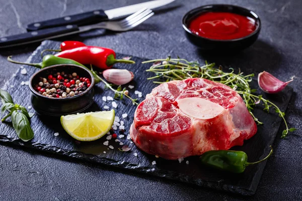 Főzés Nélküli Osso Buco Borjú Szárú Steak Csontvelő Fekete Táblán — Stock Fotó