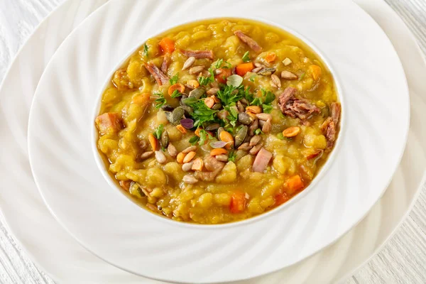 Sopa Ervilha Dividida Hernekeitto Com Presunto Tigela Branca Mesa Madeira — Fotografia de Stock