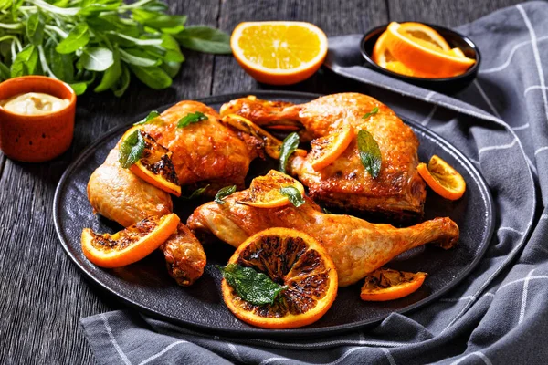 Narancs Grill Grillezett Csirke Fekete Tányéron Zsálya Dijon Mustár Sötét — Stock Fotó