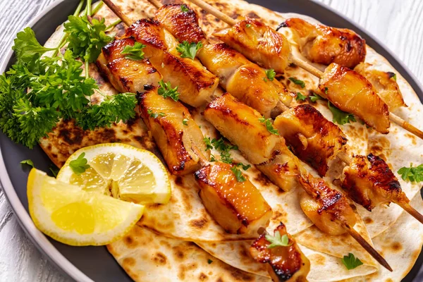 Grilled Chicken Kebabs Sprinkled Chopped Fresh Parsley Flatbreads Plate White — Stock Photo, Image