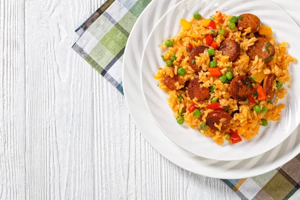 Embutidos Defumados Browned Com Arroz Pimentão Cebola Peason Verde Placa — Fotografia de Stock