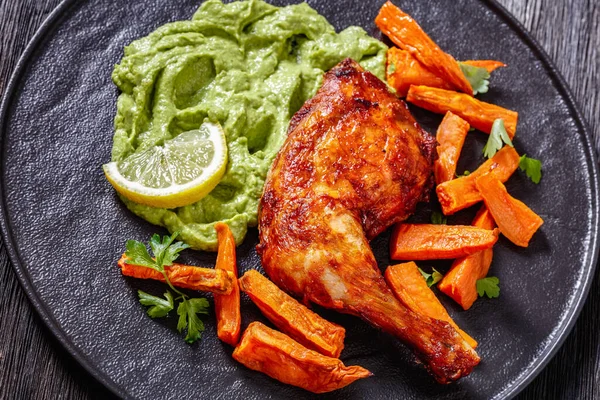 Kyckling Med Guasacacasås Avokado Grön Paprika Och Örter Och Sötpotatischips — Stockfoto