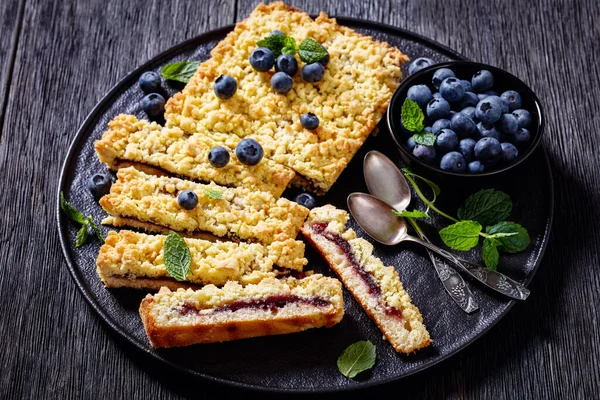 Blueberry Crumble Pie Black Plate Fresh Blueberries Mint Horizontal View — Stock Photo, Image