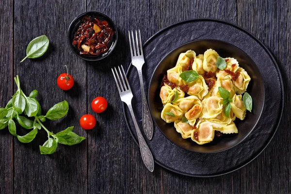 Włoski Tortelloni Nadziewany Suszonymi Pomidorami Serem Ricotta Czarnej Misce Ciemnym — Zdjęcie stockowe