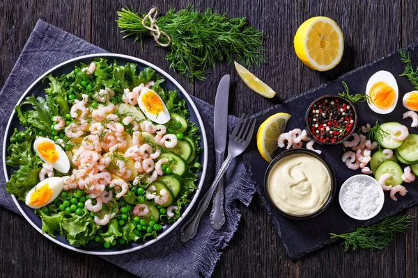 Ensalada Verde Camarones Cóctel Rosa Con Lechuga Guisantes Verdes Papas —  Fotos de Stock