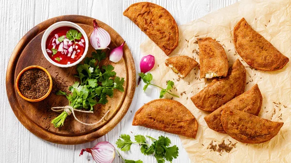 Empanadas Recambio Pastelero Con Rellenos Huevo Duro Sobre Papel Pergamino —  Fotos de Stock