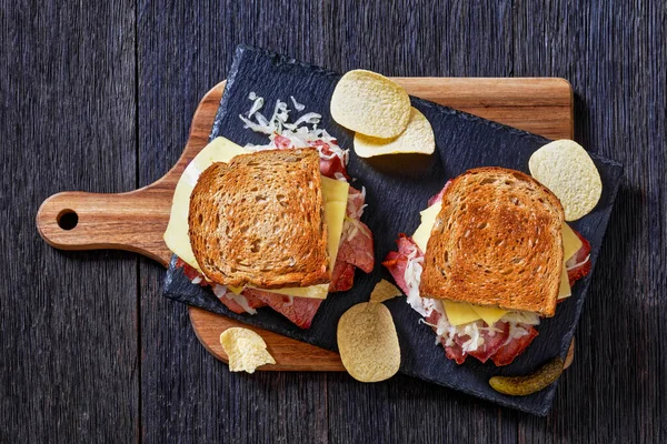 Sanduíche Reuben Americano Com Pão Centeio Fatias Finas Carne Enlatada — Fotografia de Stock