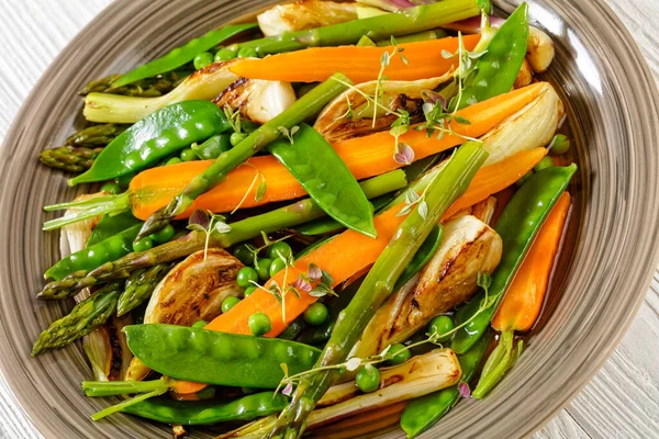 Barbacoa Verano Verduras Hinojo Zanahorias Bebé Con Tapas Verdes Guisantes — Foto de Stock