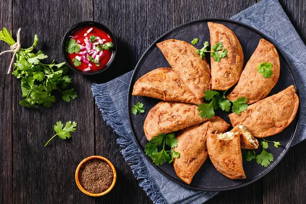 Empanadas Rotación Pastelería Con Rellenos Huevo Duro Bandeja Negra Con —  Fotos de Stock