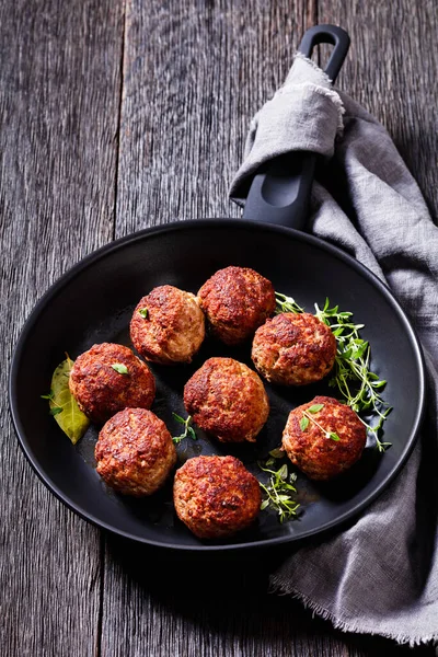 Jauhelihapihvit Finnish Beef Meatballs Pan Dark Wooden Table Cloth Vertical — Stock fotografie