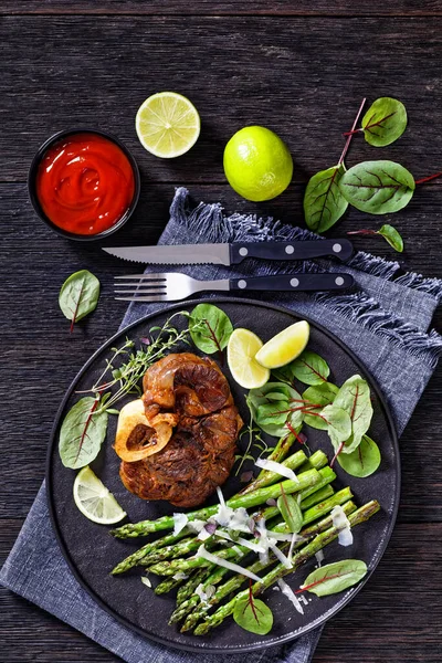 Osso Buco Refogado Bife Vitela Com Espargos Grelhados Limão Acelga — Fotografia de Stock