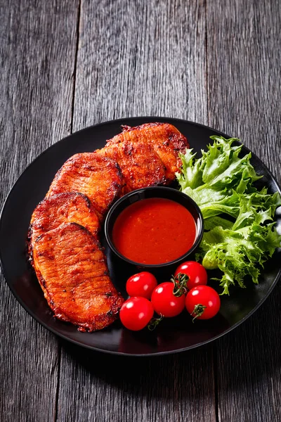 Grilled Slices Pork Loin Marinated Paprika Based Sauce Fresh Tomatoes — Stok fotoğraf