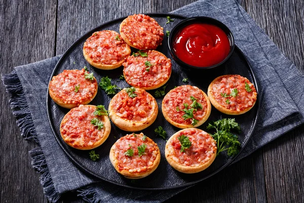 Mini Pizzas Piccolinis Ham Pecorino Cheese Black Plate Tomato Sauce — 스톡 사진
