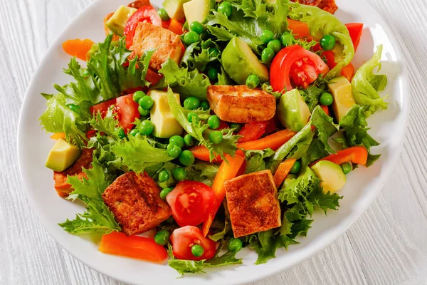 Tofu Salad Avocado Crunchy Lettuce Leaves Green Peas Tomatoes Yellow —  Fotos de Stock