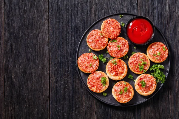 Mini Pizzas Piccolinis Ham Pecorino Cheese Black Plate Tomato Sauce — 스톡 사진