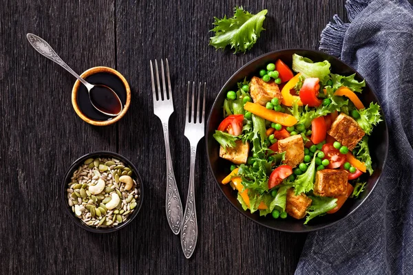 Ensalada Tofu Con Hojas Lechuga Crujiente Guisantes Verdes Tomates Pimiento —  Fotos de Stock