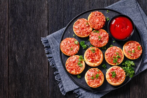 Mini Pizzas Piccolinis Ham Pecorino Cheese Black Plate Tomato Sauce — 스톡 사진