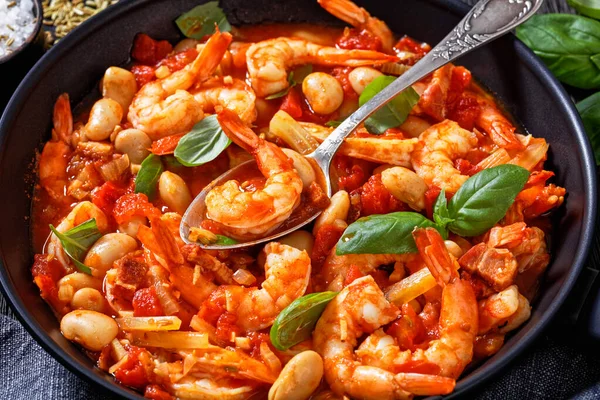 White Bean Tomato Fennel Shrimp Skillet Dinner Dark Wooden Table — Fotografia de Stock