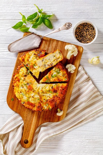 Cauliflower Cake Сиром Pecorino Romano Basil Спеціями Нарізаними Дерев Яній — стокове фото