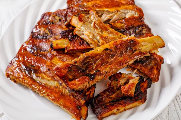 Oven Baked Ribs White Platter White Wooden Table Close — 图库照片
