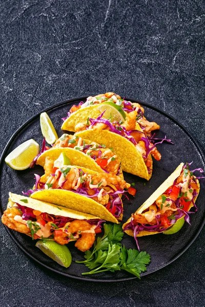 Bang Bang Shrimp Tacos Purple Cabbage Tomatoes Parsley Lime Mayonnaise — Stockfoto