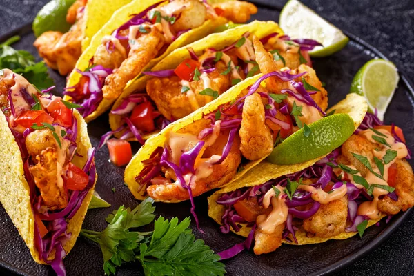Bang Bang Shrimp Tacos Purple Cabbage Tomatoes Parsley Lime Drizzled — Stock fotografie