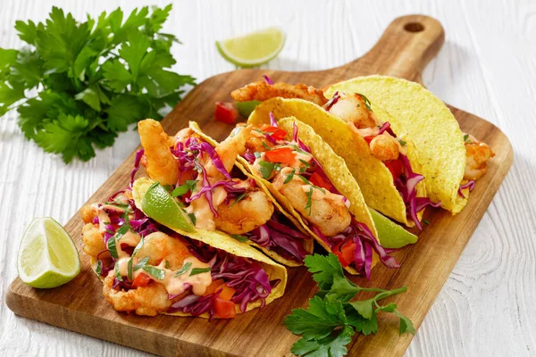 Close Bang Bang Shrimp Tacos Purple Cabbage Tomatoes Parsley Lime — Stock fotografie