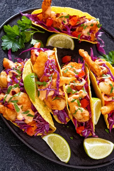 Bang Bang Shrimp Tacos Purple Cabbage Tomatoes Parsley Lime Drizzled — Stockfoto