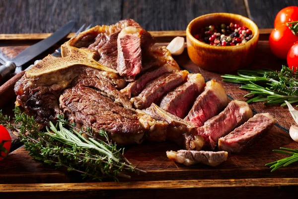 Pečený Porterhouse Steak Steak Kosti Rustikální Dřevěné Desce Rajčaty Bylinkami — Stock fotografie