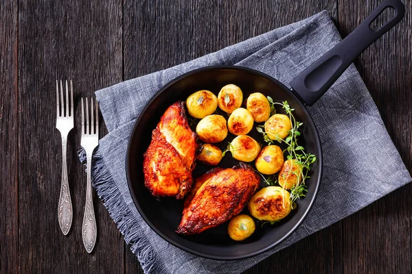 Grilled Chicken Breasts Browned New Potatoes Pan Dark Wooden Table — Fotografia de Stock