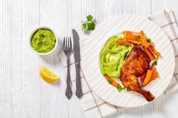 Vitlök Kyckling Med Guasacaca Sås Avokado Grön Paprika Och Örter — Stockfoto