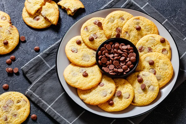 Schokoladenchips Zitronengelbe Kekse Auf Teller Auf Grauem Tisch Amerikanische Küche — Stockfoto