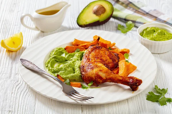 Närbild Stekt Kycklingben Med Guasacacasås Avokado Grön Paprika Och Örter — Stockfoto