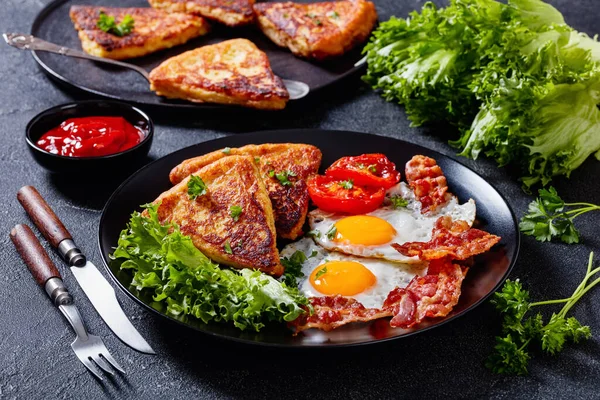 Friterad Frukost Med Stekta Ägg Baconskivor Stekta Potatiskakor Grillade Tomater — Stockfoto
