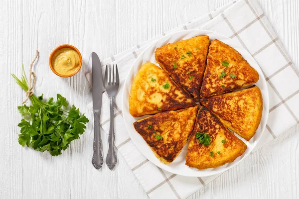 Potetfarler Irske Potetkaker Potetbrød Hvit Plate Hvitt Trebord Med Bestikk – stockfoto