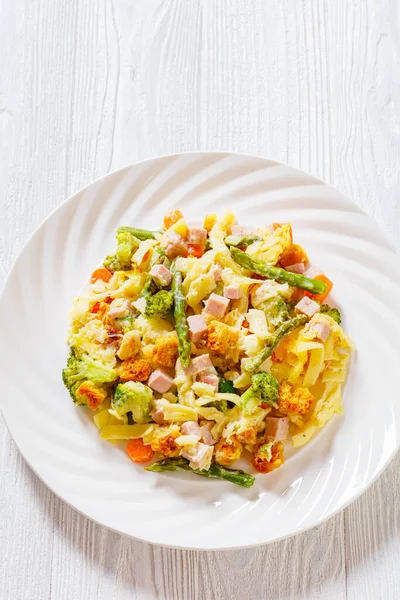 Ham Noodle Casserole Egg Noodles Chopped Ham Carrots Broccoli Asparagus — Stock Photo, Image