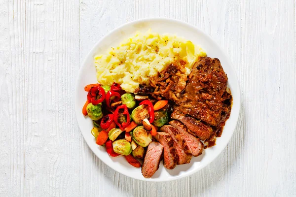 Fry de fígado de frango kaleji fry servido em folhas de alface com