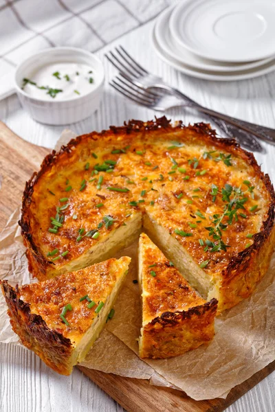 Bacon Och Cheddar Quiche Med Hash Brun Skorpa Trä Skärbräda — Stockfoto