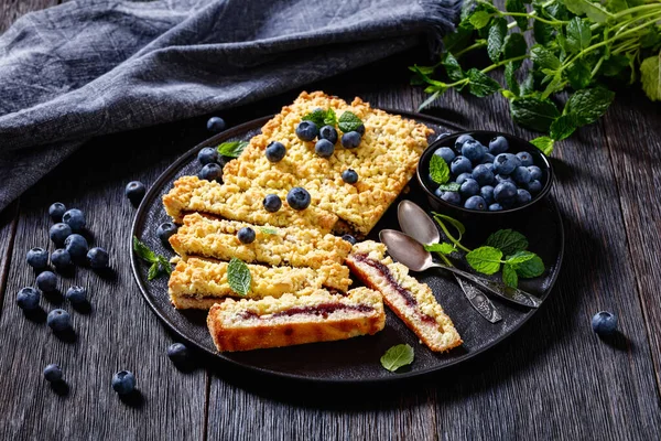 Blueberry Crumble Pie Black Plate Fresh Blueberries Mint Dark Wood — Stock Photo, Image