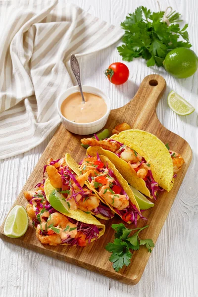 Bang Bang Shrimp Tacos Mit Lila Kohl Tomaten Petersilie Limette — Stockfoto